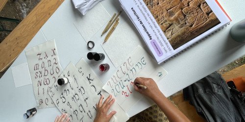 Atelier Calligraphie au FabLab éphémère de Marcillé-Robert