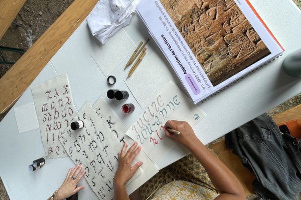 Atelier Calligraphie au FabLab éphémère de Marcillé-Robert